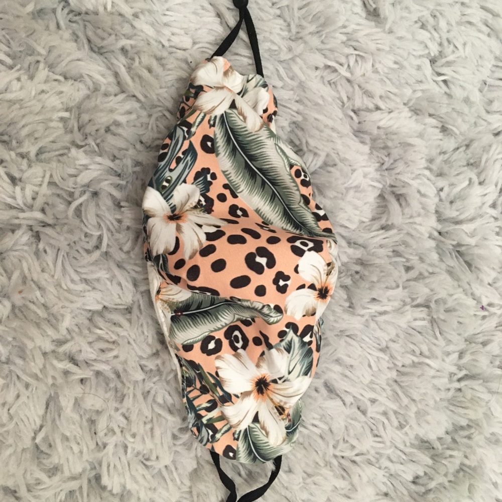 Face masks with filter pockets